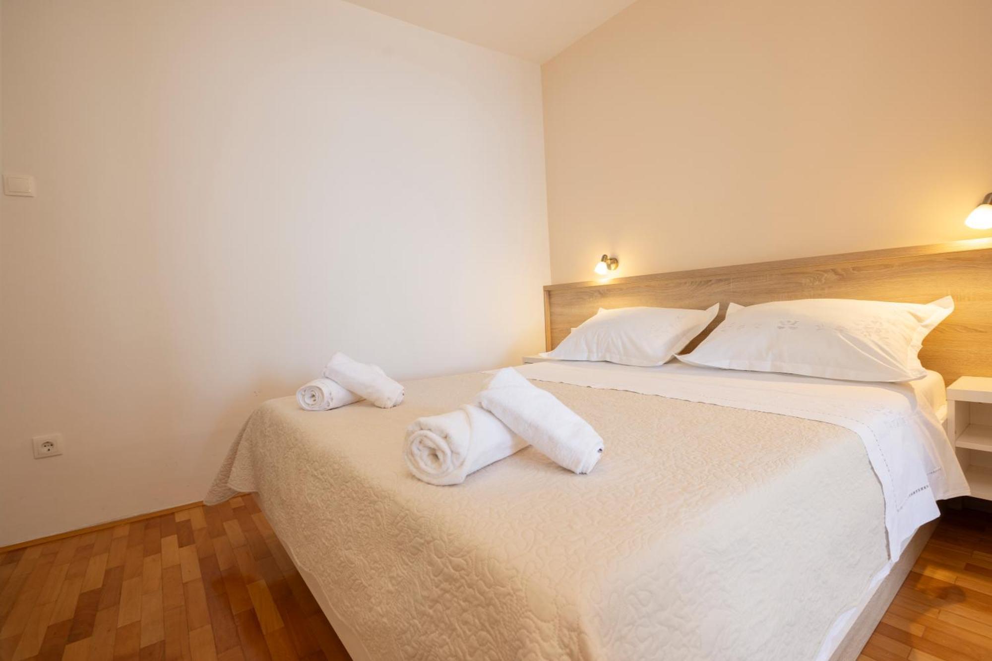 Apartmans Lale Brela Esterno foto